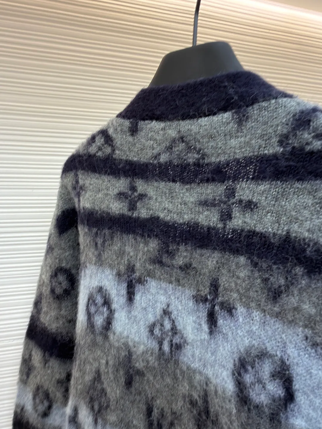 LOUIS VUITTON gradient mohair cardigan ●Original version: Purchased and developed by 16489 ●Item number: 1681020-C75 ●Fabric: mohair fabric ●Technology: knitting ●Version: loose fit ●Weight: about 575 grams ●Size: XS-S-M-L ●Description: Custom-woven mohair 67% + nylon 28% + sheep wool 5% yarn, purchased rich and finely ground mohair, imported Stoll weaving, full body alignment and stripe stitching, with black and white gray tones to highlight the full Monogram For the pattern, the mohair has been washed and naturally milled. After the shirt is woven, you need to manually remove the dotted lines that hang the hair, draw the knots and sew them. After sewing, wash and iron them to shape, then remove the clamps and catch the hair, wash it after catching it, and finally catch the hair again to achieve the same wool feel and effect as ZP. The process is very complicated. The overall wiring is straight and delicate, the fabric is comfortable and soft, and the color is consistent without color difference. It can be matched with the same style to create a fashionable look and control various occasions. Customized accessories, complete with three standards, same style for men and women!
